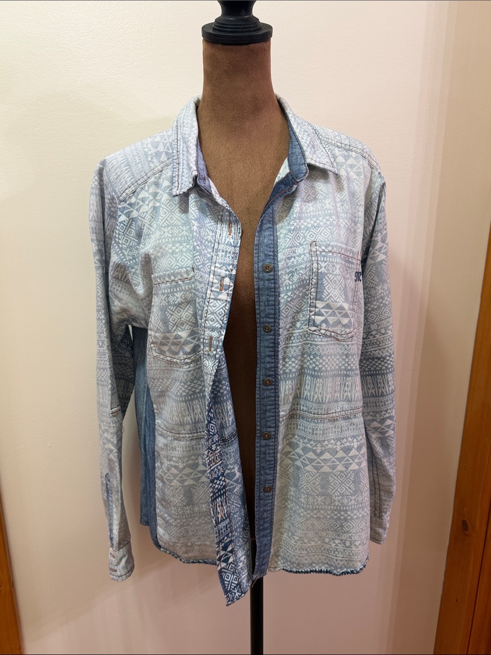 Miss Me Vintage Light Blue Faded Patterned Women’s Button Down Shirt Medium